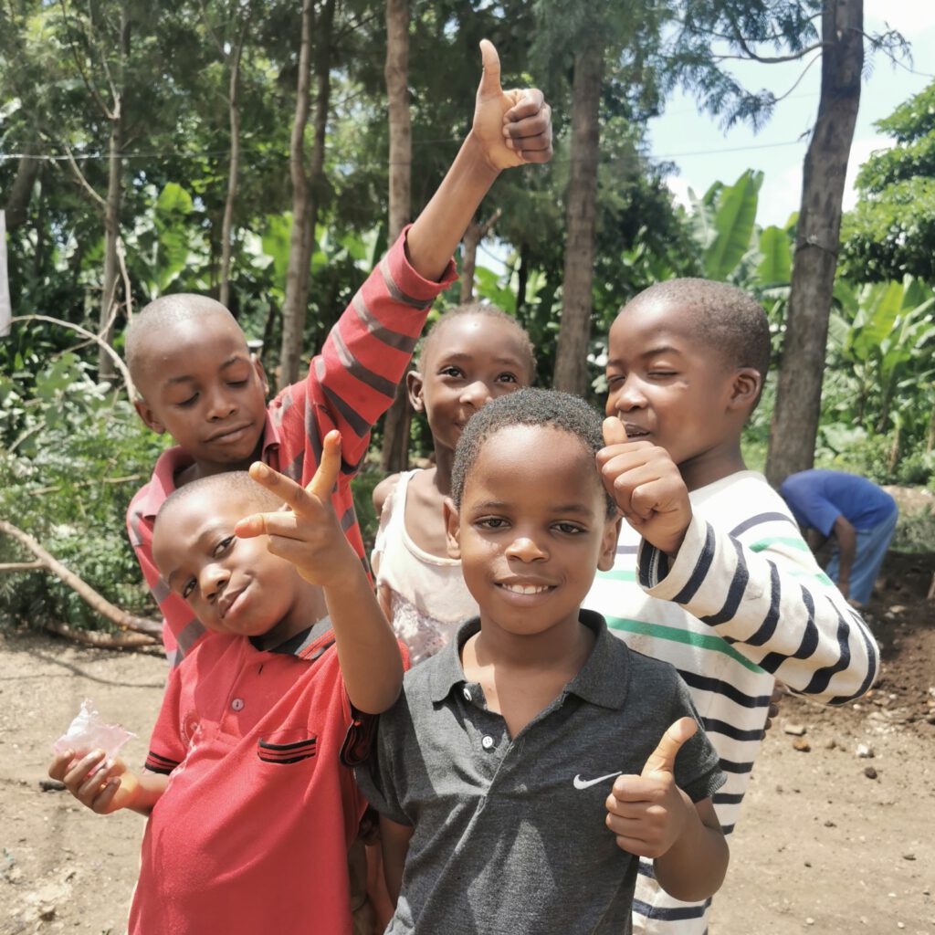 Kinder mit Daumen hoch